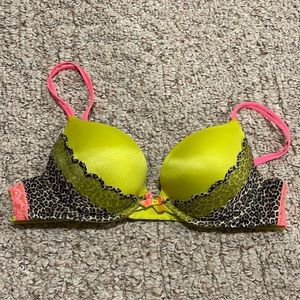 Victoria’s Secret push up bra. Size: 36A.
